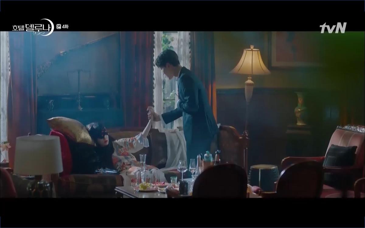 Phim 'Hotel Del Luna' tập 4: Sợ Yeo Jin Goo bị ma nữ bắt IU chủ động hôn nụ hôn đầu tiên Ảnh 12