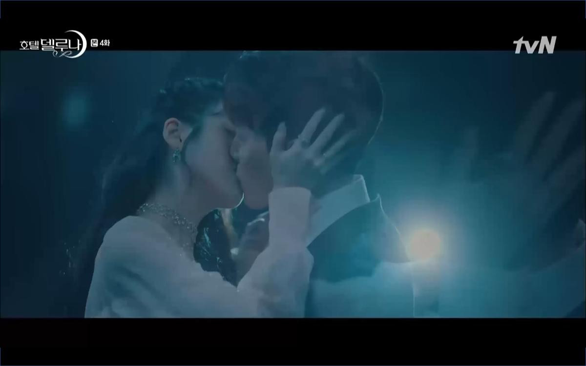 Phim 'Hotel Del Luna' tập 4: Sợ Yeo Jin Goo bị ma nữ bắt IU chủ động hôn nụ hôn đầu tiên Ảnh 46