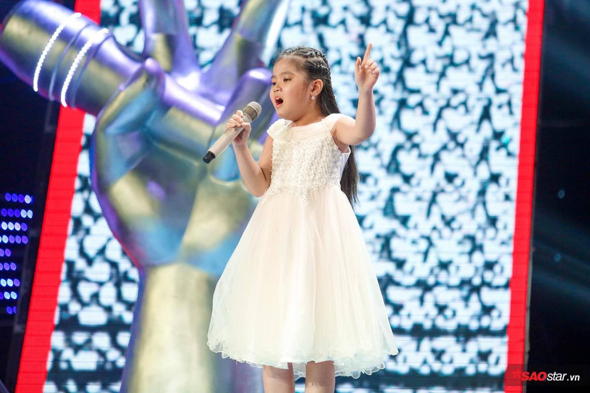 Lộ diện nhân tố hot nhất tập 1 vòng Giấu mặt - The Voice Kids 2019: Cô bé Minh Hằng lọt Top Trending Youtube Ảnh 3