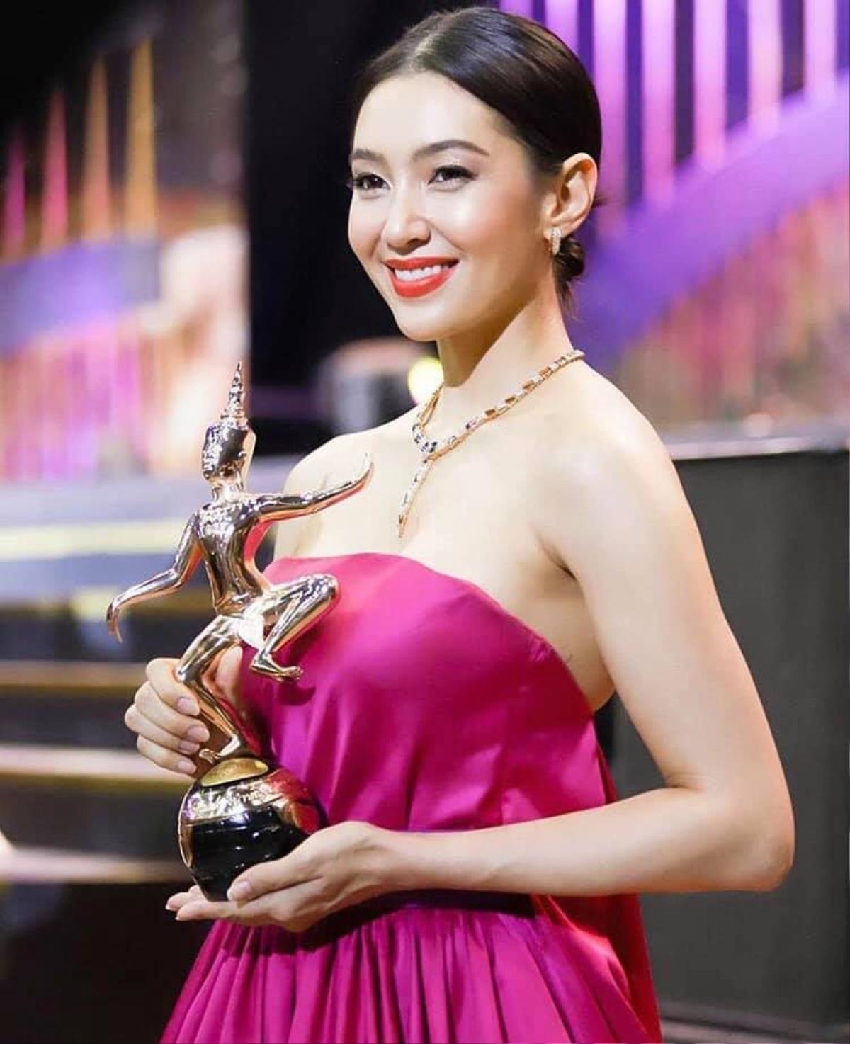 Dàn sao Thái lộng lẫy tại thảm đỏ Nataraj Awards lần thứ 10: Bella Ranee tỏa sáng bên trai xinh gái đẹp nhà Nadao Bangkok Ảnh 11