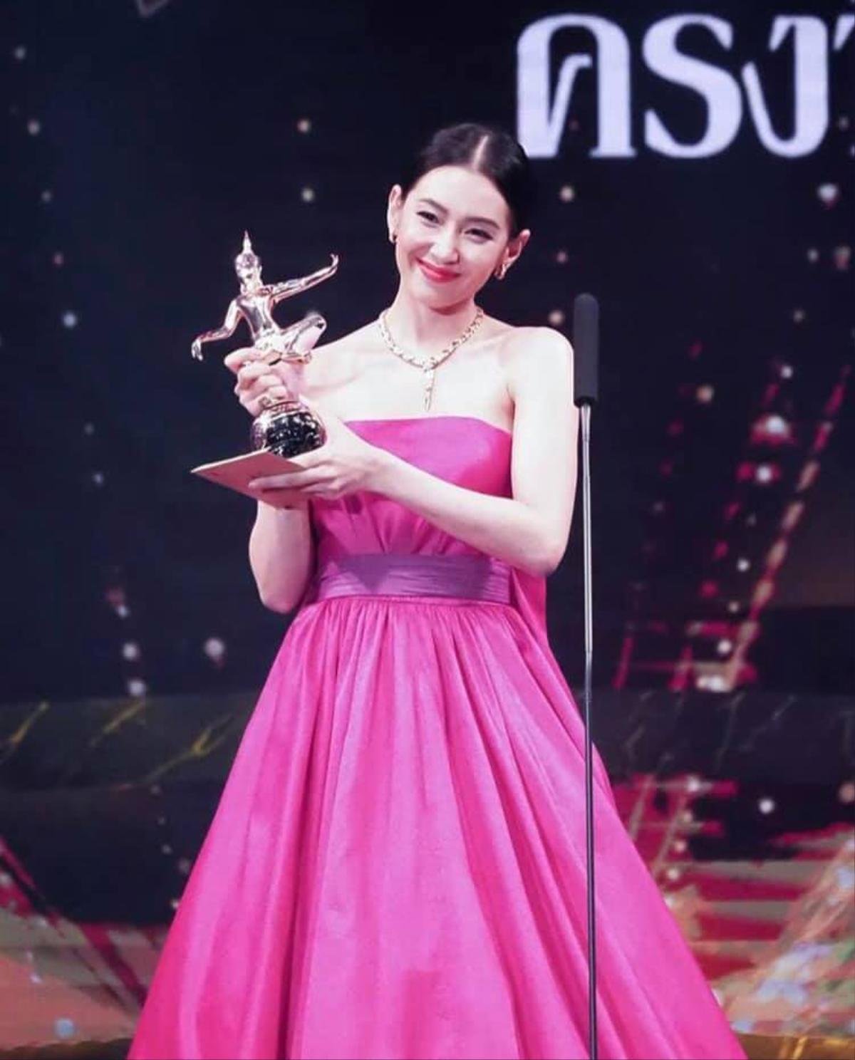 Dàn sao Thái lộng lẫy tại thảm đỏ Nataraj Awards lần thứ 10: Bella Ranee tỏa sáng bên trai xinh gái đẹp nhà Nadao Bangkok Ảnh 19