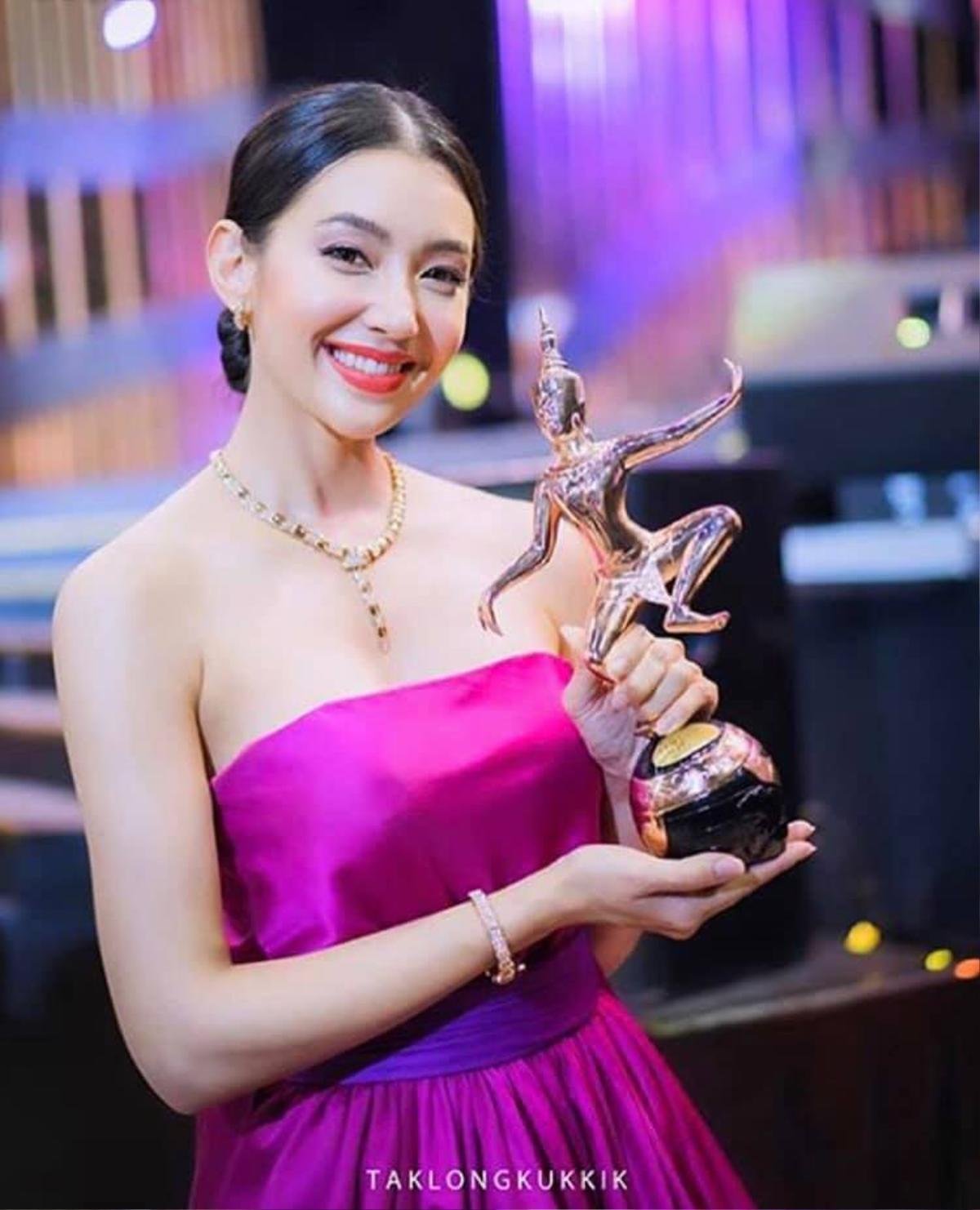 Dàn sao Thái lộng lẫy tại thảm đỏ Nataraj Awards lần thứ 10: Bella Ranee tỏa sáng bên trai xinh gái đẹp nhà Nadao Bangkok Ảnh 13