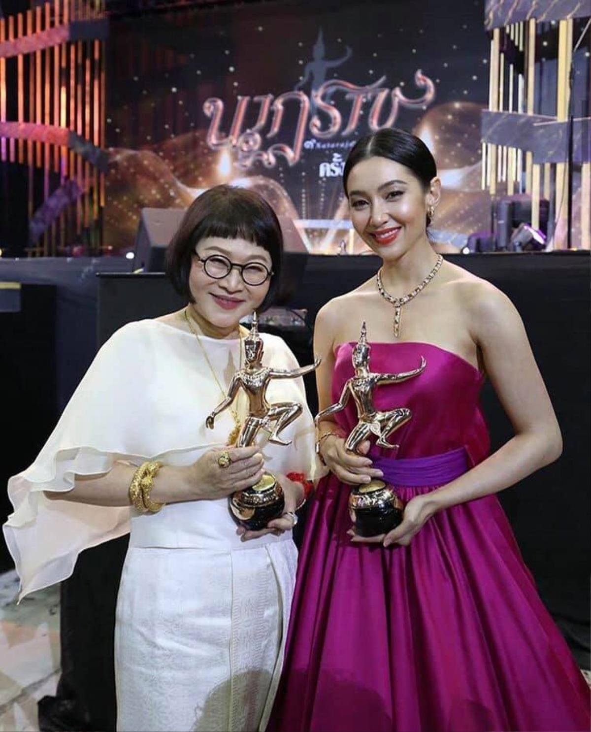 Dàn sao Thái lộng lẫy tại thảm đỏ Nataraj Awards lần thứ 10: Bella Ranee tỏa sáng bên trai xinh gái đẹp nhà Nadao Bangkok Ảnh 14