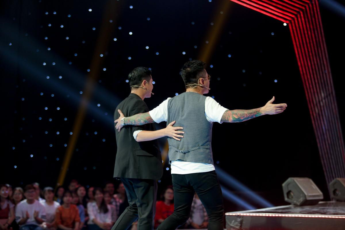 Đến đêm cuối cùng The Voice 2019: 'Chú rể' Tuấn Hưng và 'cô dâu' Hồ Hoài Anh vẫn tay trong tay ngọt ngào thế này! Ảnh 3