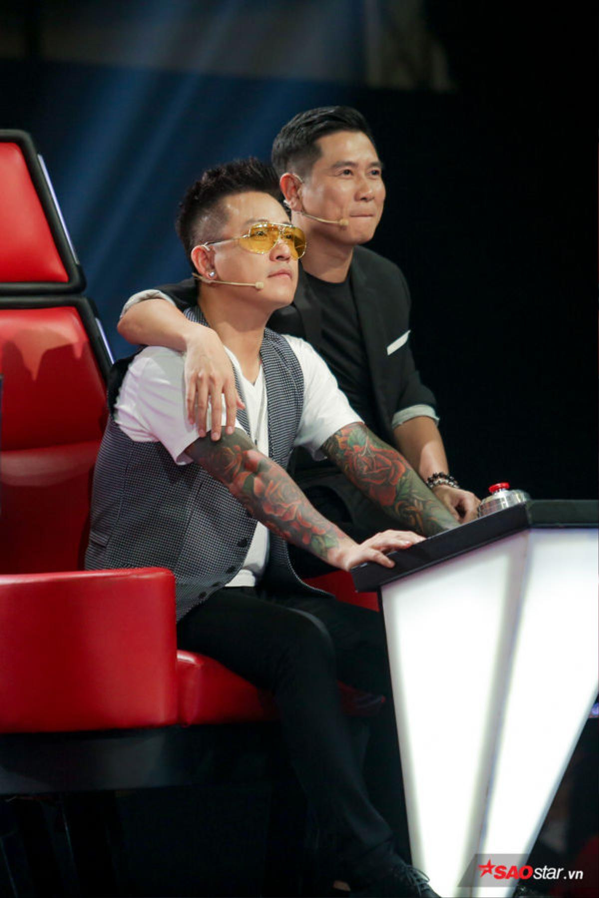 Đến đêm cuối cùng The Voice 2019: 'Chú rể' Tuấn Hưng và 'cô dâu' Hồ Hoài Anh vẫn tay trong tay ngọt ngào thế này! Ảnh 1