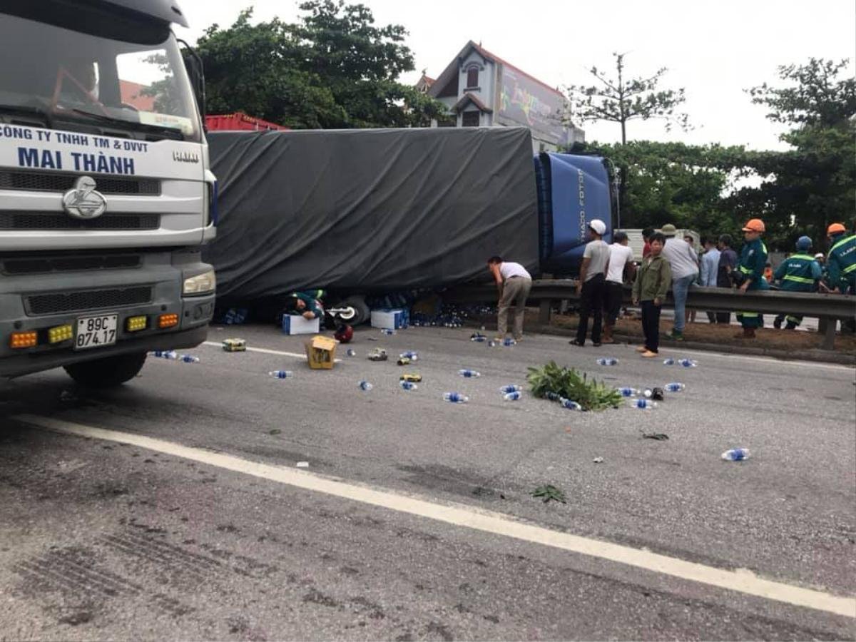 Hiện trường vụ tai nạn 5 người bị xe tải lật đè tử vong, quốc lộ 5 ách tắc nhiều km Ảnh 3