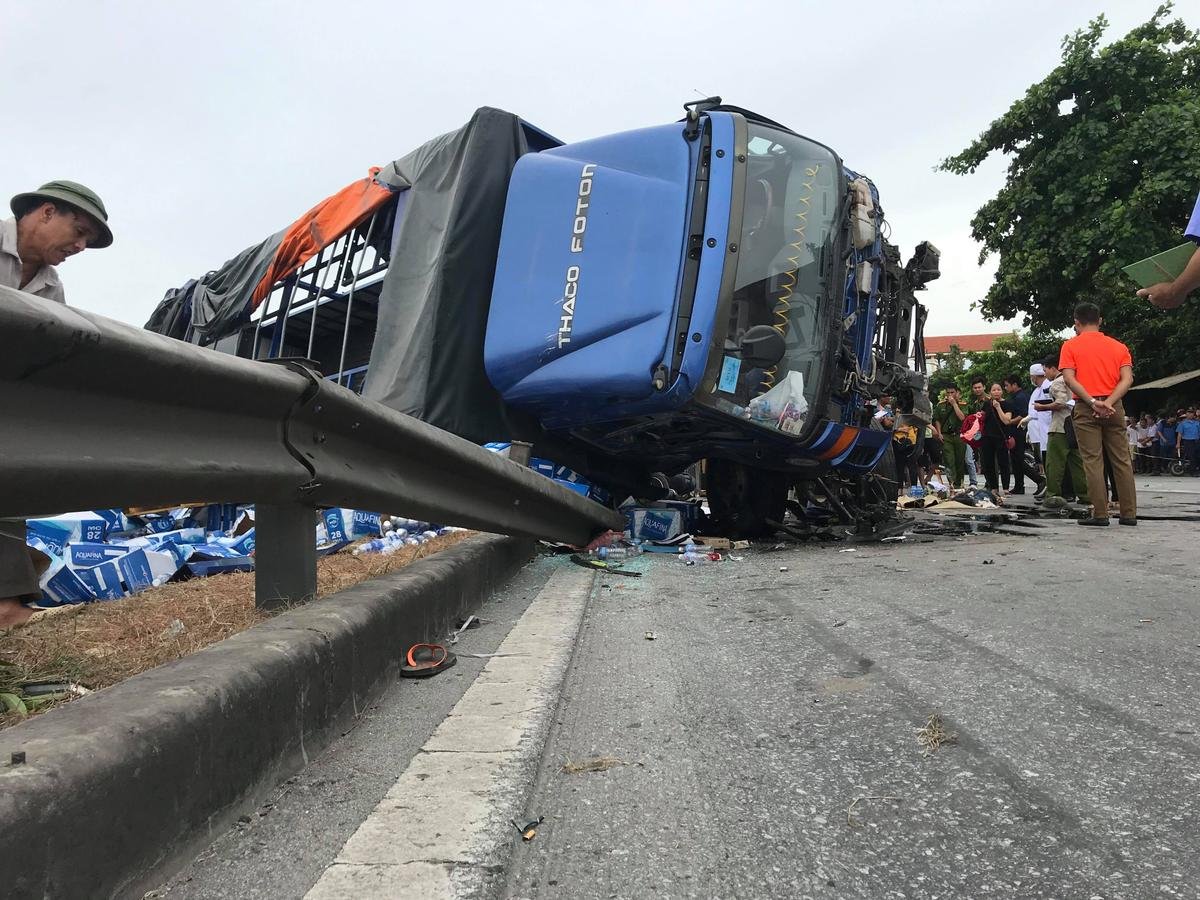 Hiện trường vụ tai nạn 5 người bị xe tải lật đè tử vong, quốc lộ 5 ách tắc nhiều km Ảnh 4