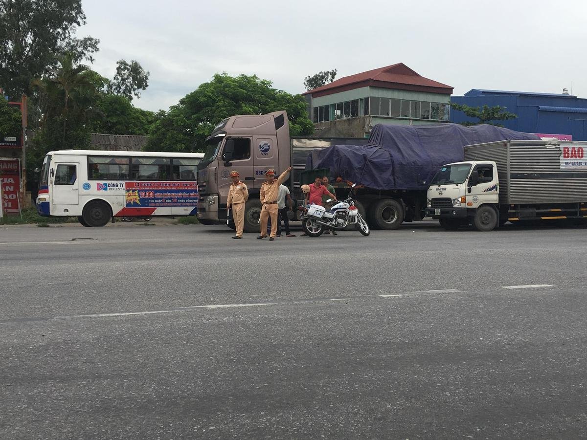 Hiện trường vụ tai nạn 5 người bị xe tải lật đè tử vong, quốc lộ 5 ách tắc nhiều km Ảnh 7