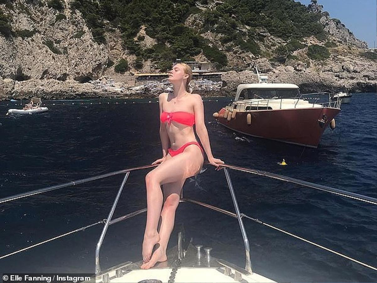 'Nàng tiên' Elle Fanning thả dáng với bikini hồng trên biển cùng gia đình Ảnh 1