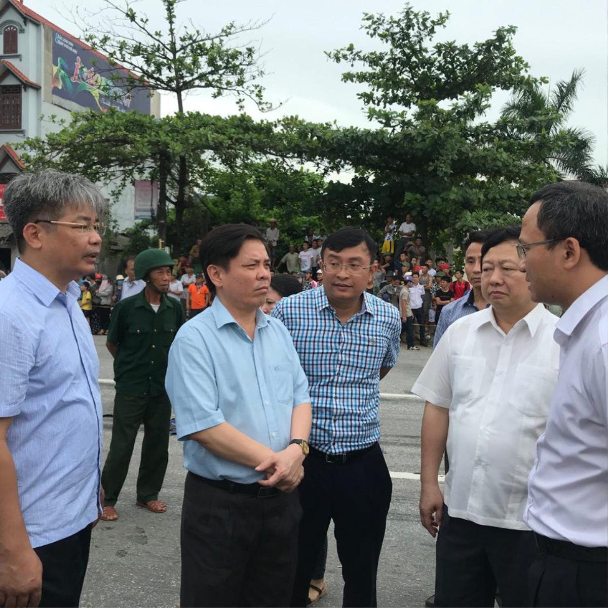 Vụ xe tải lật đè tử vong 5 người ở Hải Dương: ‘Đây là vụ tai nạn kinh hoàng nhất từ trước đến nay tại xã’ Ảnh 6