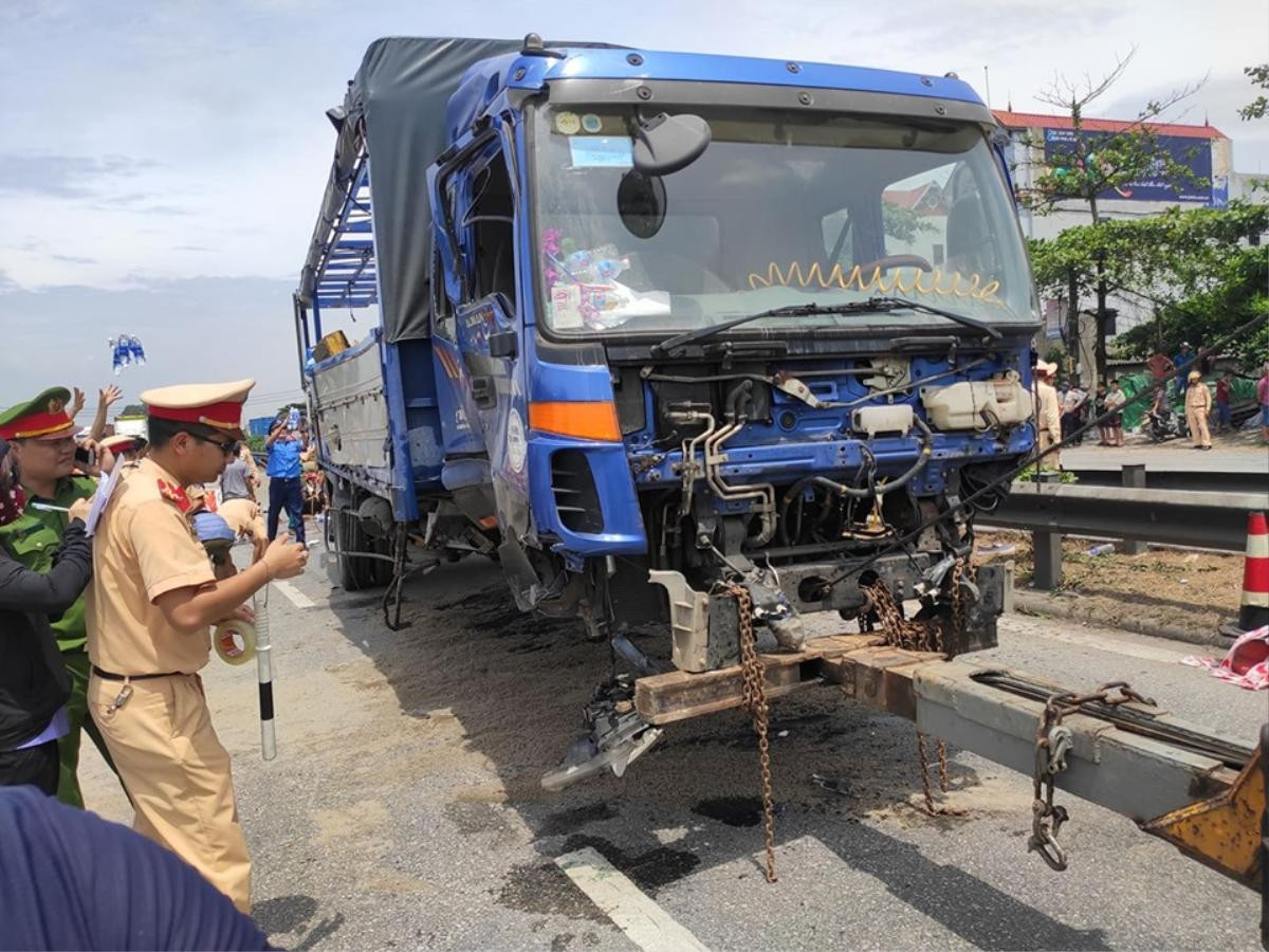 Vụ xe tải lật đè tử vong 5 người ở Hải Dương: ‘Đây là vụ tai nạn kinh hoàng nhất từ trước đến nay tại xã’ Ảnh 2