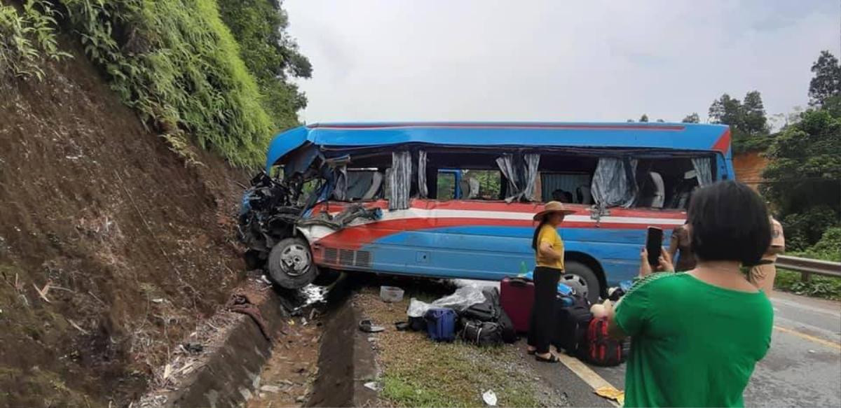 2 người nguy kịch, gần 10 người bị thương khi xe khách lao vào vách núi sau va chạm với xe đầu kéo ở Tuyên Quang Ảnh 1