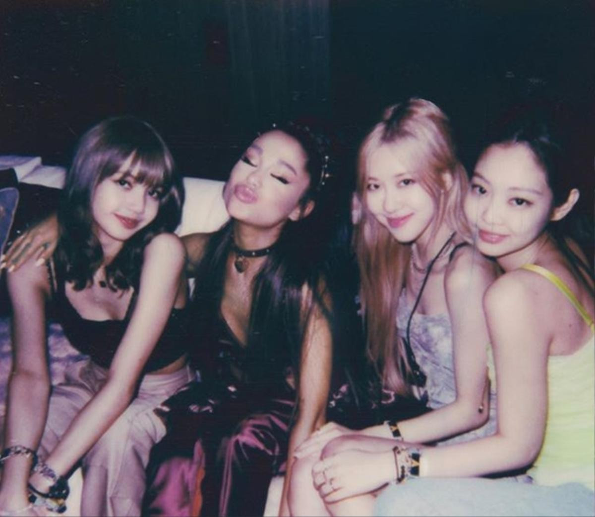 Chuyện gì khiến cả cộng đồng fan BlackPink lại xôn xao về… Ariana Grande? Ảnh 2