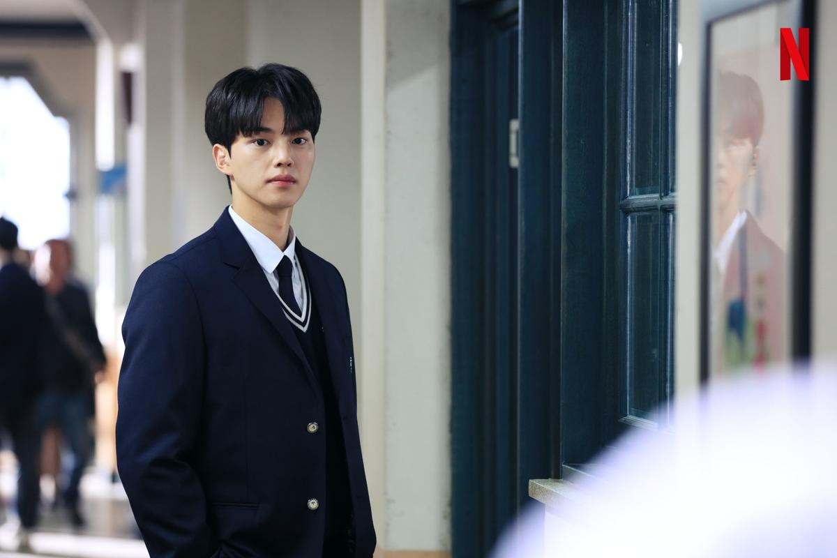 Fan 'đứng ngồi không yên' khi Netflix phát hành hình ảnh của Kim So Hyun và 2 bạn diễn mỹ nam trong 'Love Alarm' Ảnh 2