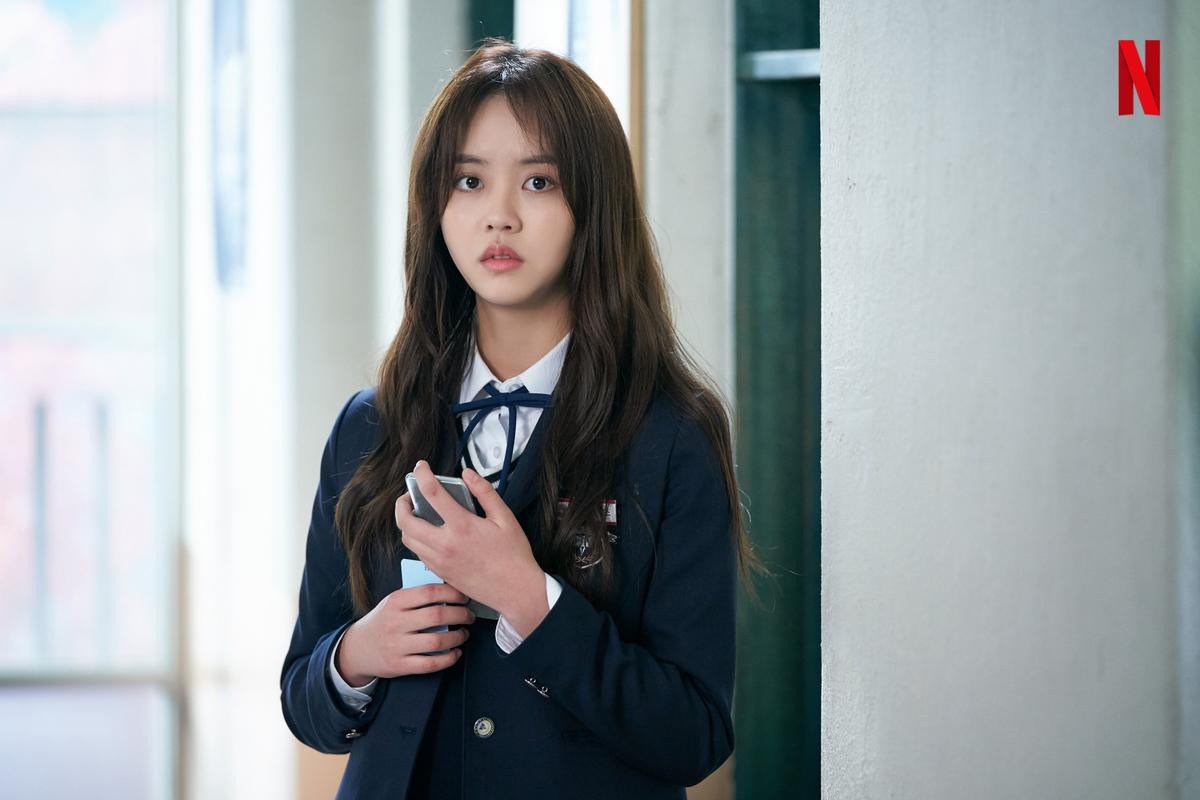 Fan 'đứng ngồi không yên' khi Netflix phát hành hình ảnh của Kim So Hyun và 2 bạn diễn mỹ nam trong 'Love Alarm' Ảnh 1