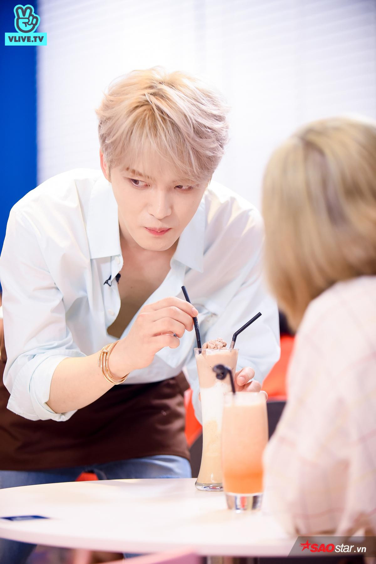 HOT: Kim Jae Joong tự tay làm đồ uống tặng fan Việt Ảnh 9