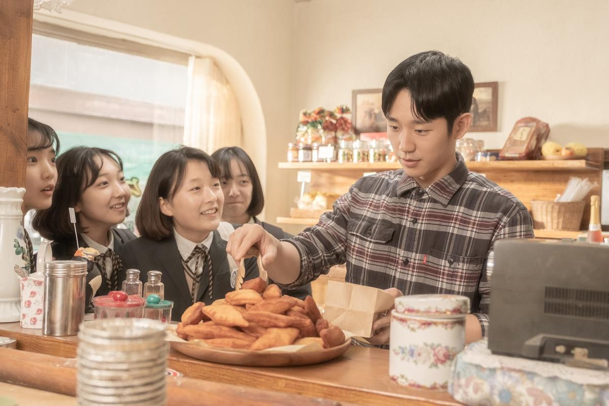 Mối tình ngọt ngào, rung động trái tim của Jung Hae In và Kim Go Eun trong phim 'Tune in for Love' Ảnh 17