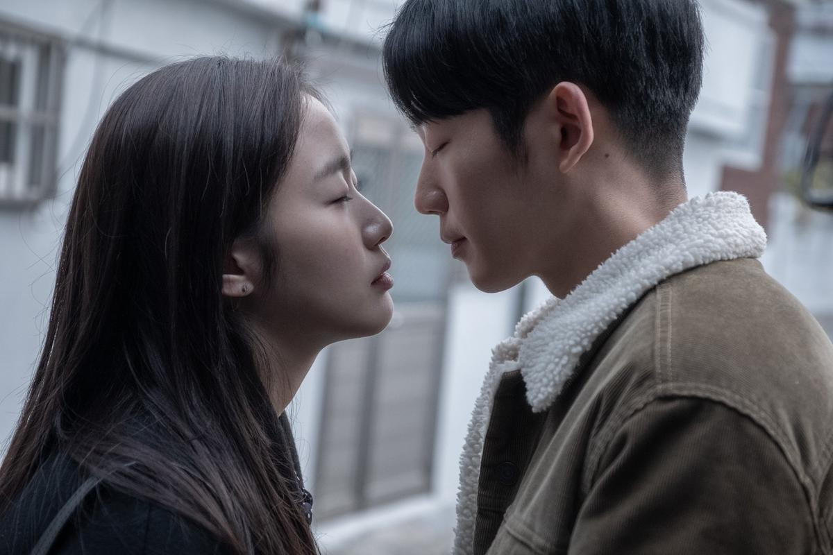 Mối tình ngọt ngào, rung động trái tim của Jung Hae In và Kim Go Eun trong phim 'Tune in for Love' Ảnh 2