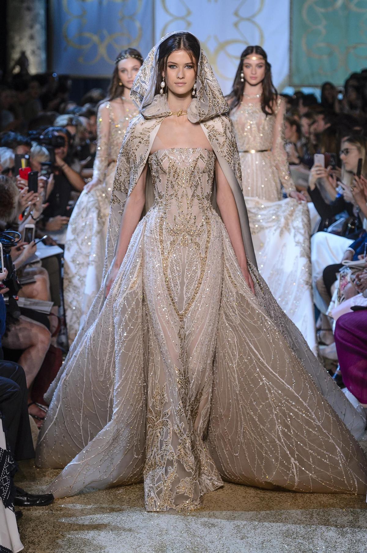 Ông trùm Haute Couture Elie Saab tự tay thiết kế váy cưới đính hàng nghìn viên pha lê Swarovski cho con dâu Ảnh 1