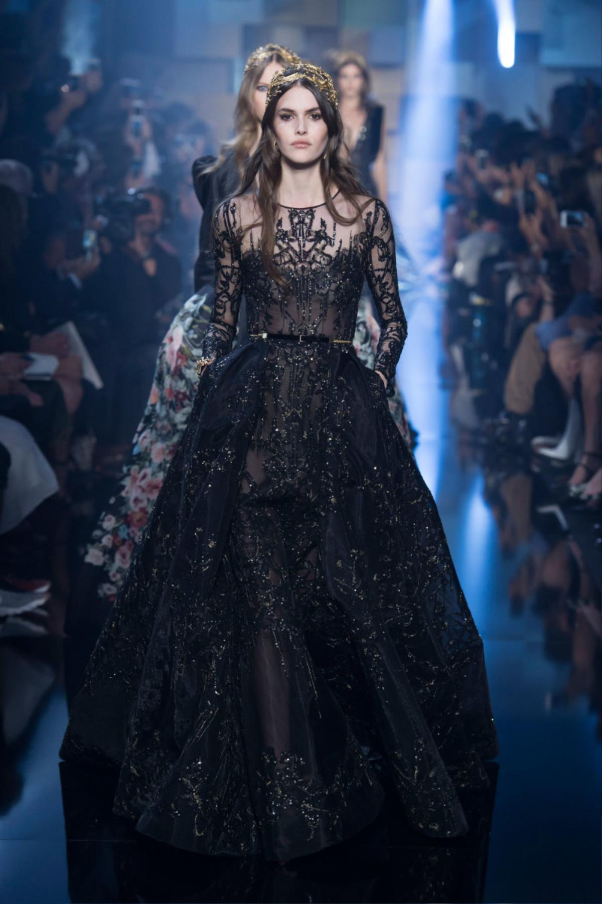 Ông trùm Haute Couture Elie Saab tự tay thiết kế váy cưới đính hàng nghìn viên pha lê Swarovski cho con dâu Ảnh 2