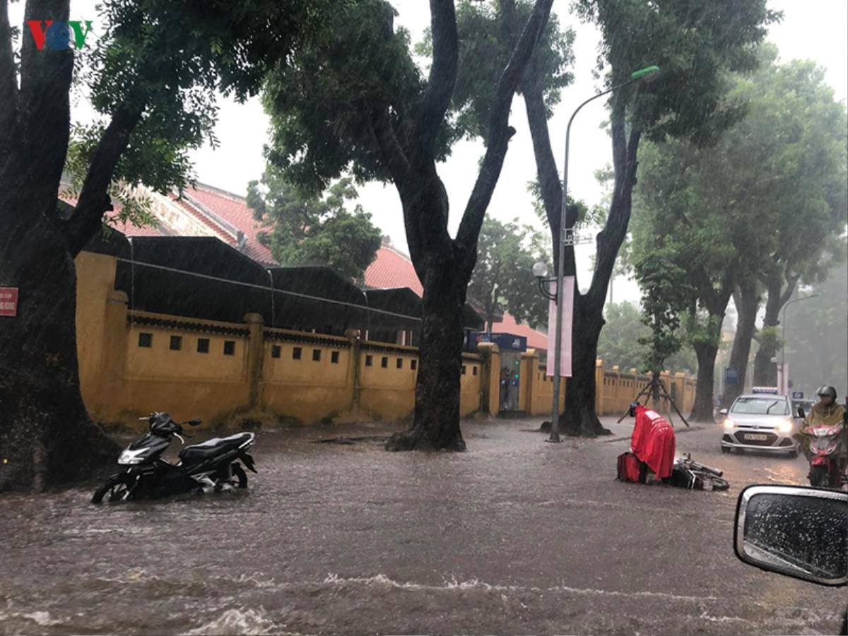 Mưa lớn trút xuống, nhiều tuyến đường Hà Nội ngập trong biển nước Ảnh 11