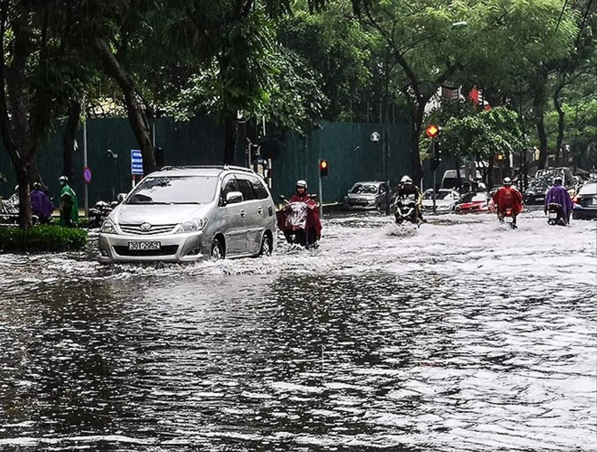 Mưa lớn trút xuống, nhiều tuyến đường Hà Nội ngập trong biển nước Ảnh 6