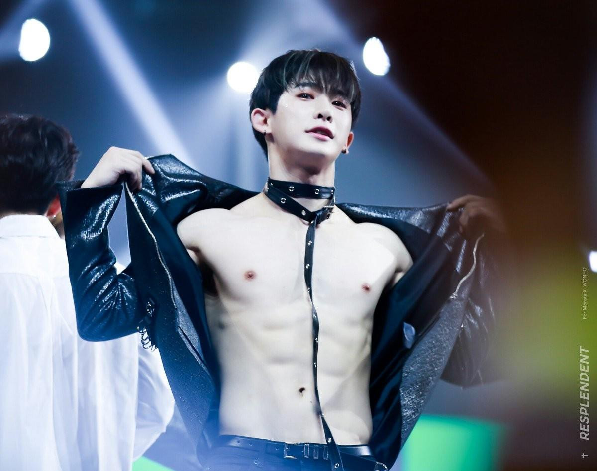 Hóa ra đây là lý do khiến các chàng trai MONSTA X thường diện những trang phục gợi cảm Ảnh 3