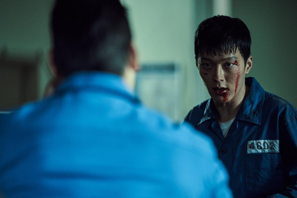 Jang Ki Yong ngầu lòi - Kim Ah Joong 'đốt mắt' người xem với thân hình quyến rũ trong 'Bad Guys: The Movie' Ảnh 3