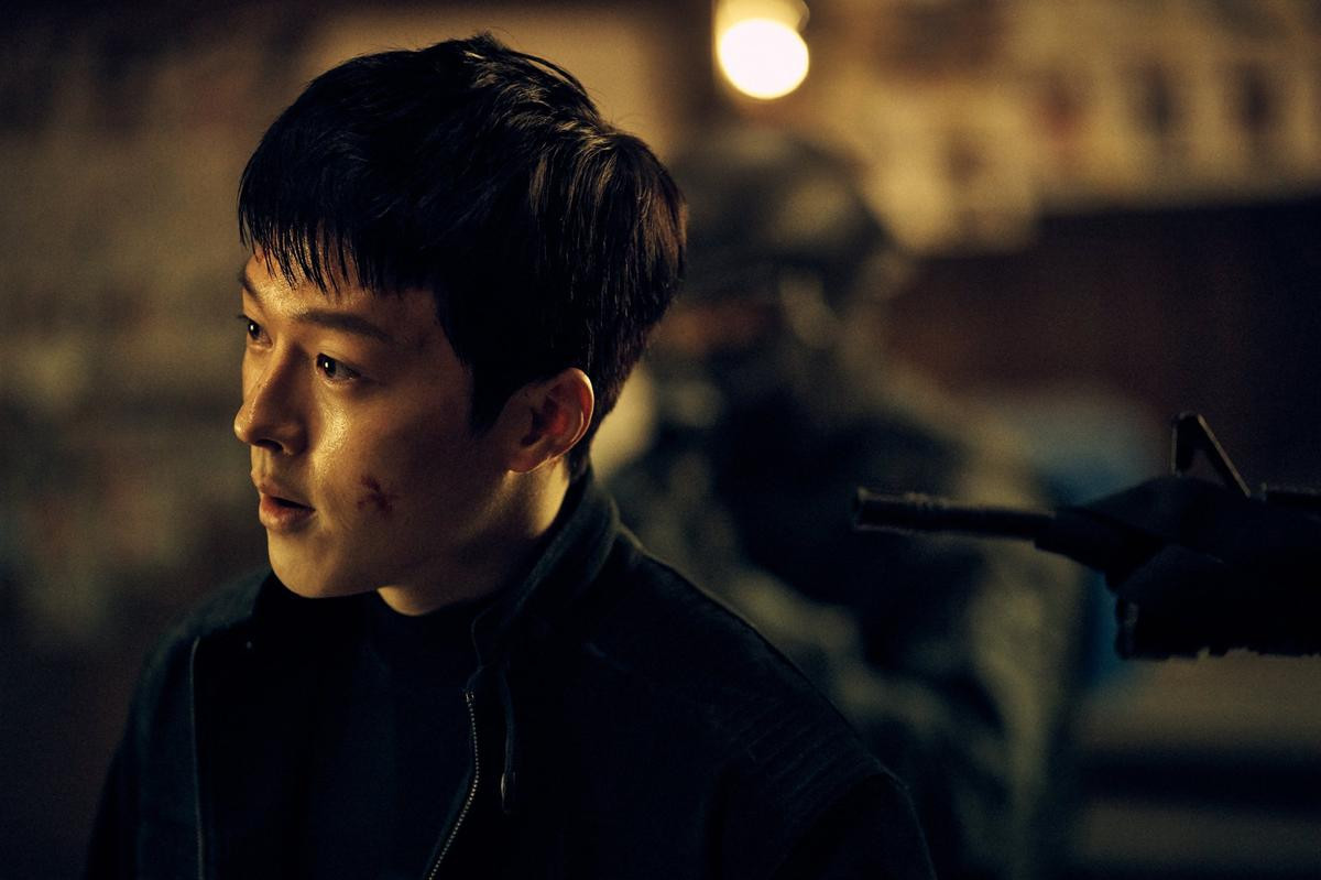 Jang Ki Yong ngầu lòi - Kim Ah Joong 'đốt mắt' người xem với thân hình quyến rũ trong 'Bad Guys: The Movie' Ảnh 1