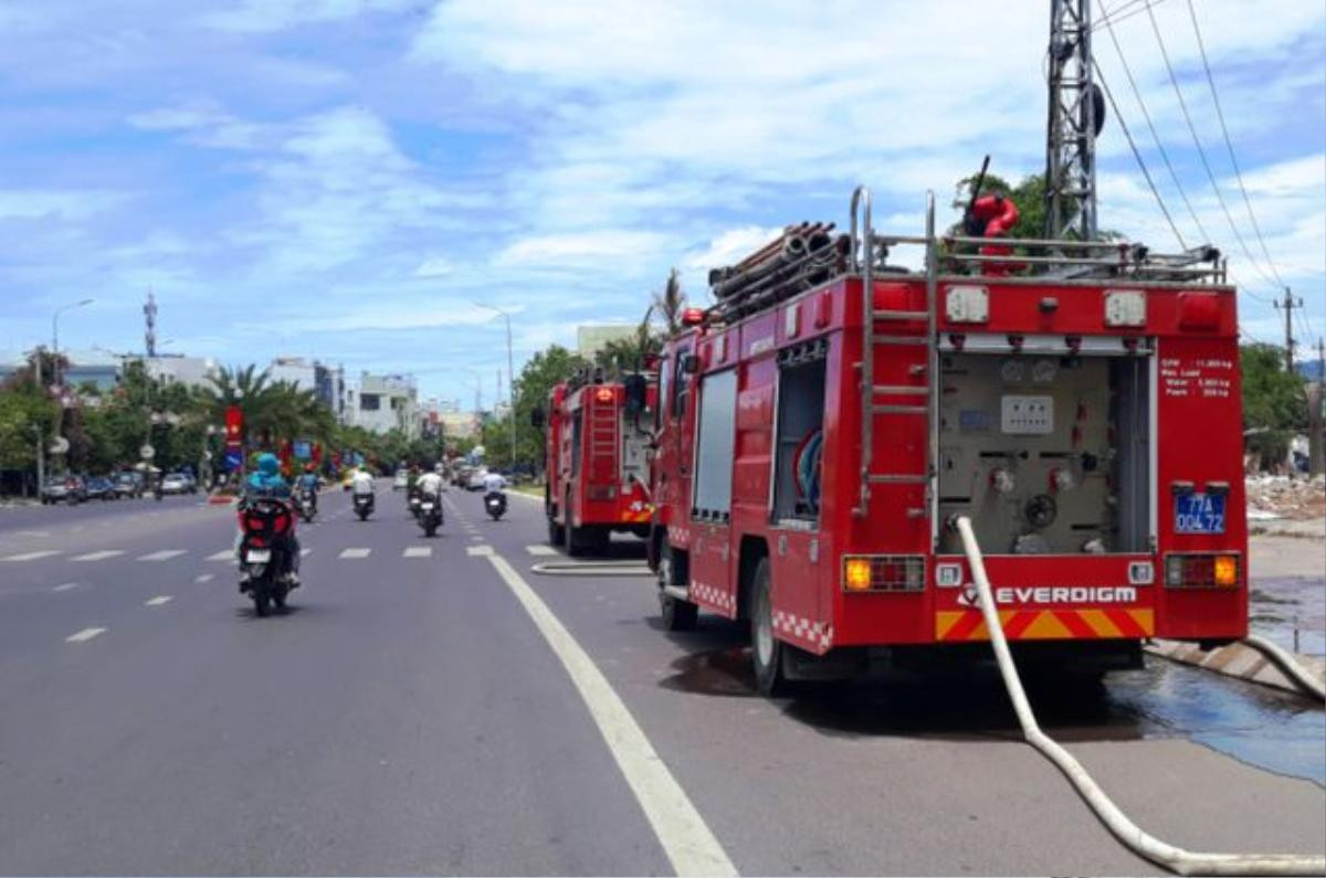 Hạn hán kéo dài gây mất nước trầm trọng, Bình Định huy động xe cứu hỏa cung cấp nước sạch cho người dân Ảnh 1