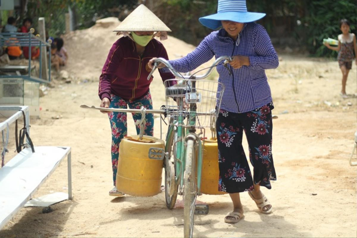 Hạn hán kéo dài gây mất nước trầm trọng, Bình Định huy động xe cứu hỏa cung cấp nước sạch cho người dân Ảnh 2