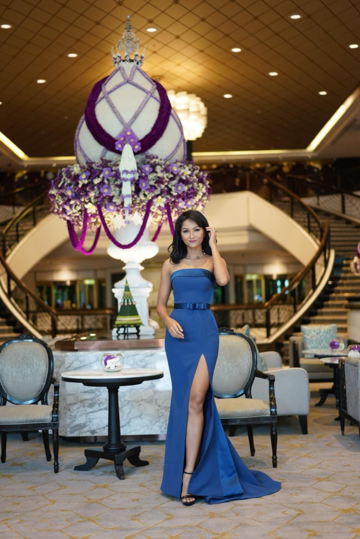 H'Hen Niê xinh đẹp nền nã cùng hội bạn Miss Universe 2018 làm phù dâu Hoa hậu Thái Ning Sophida Ảnh 2