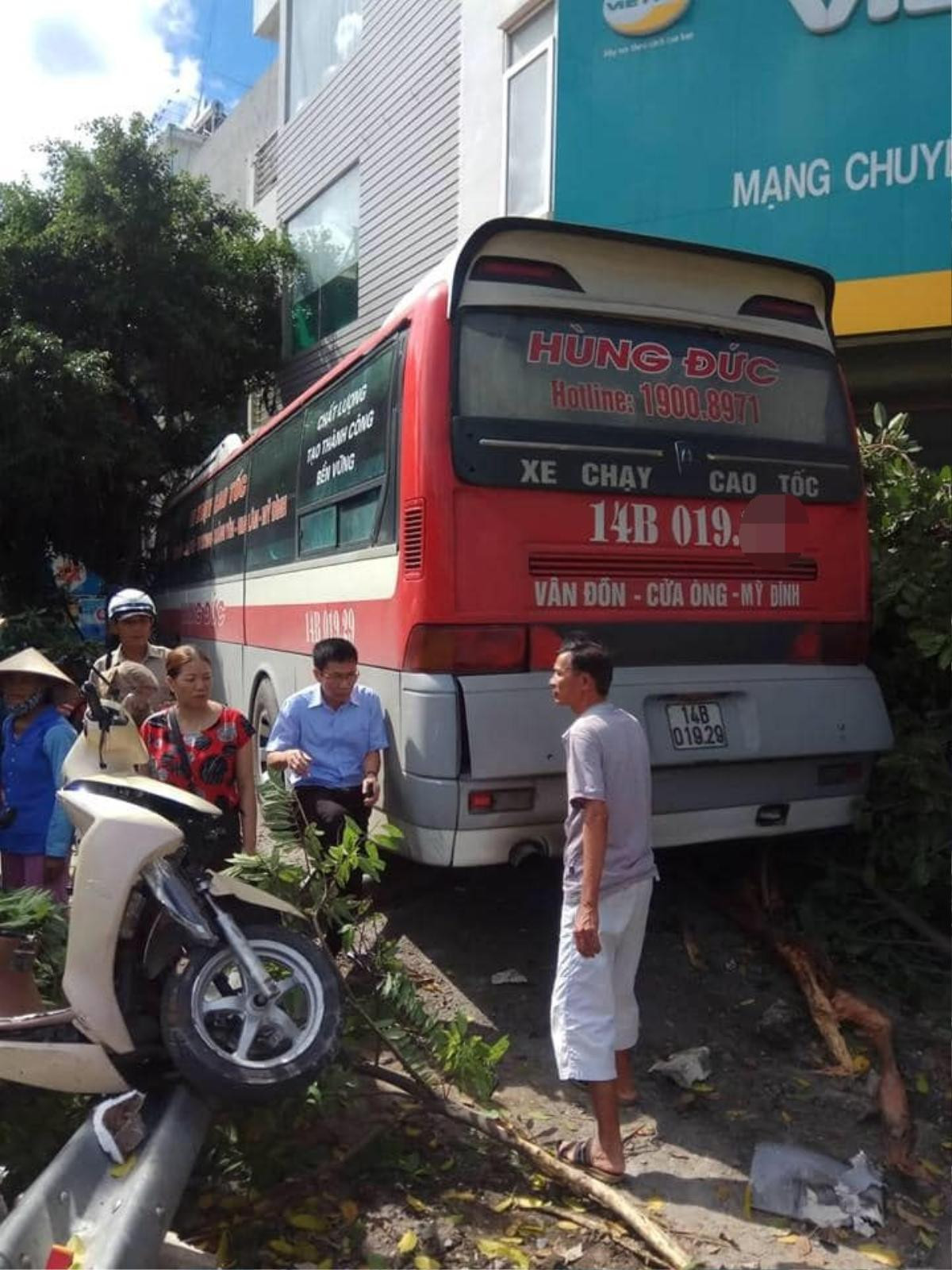 Xe khách mất lái ‘hạ gục’ hàng loạt xe trên quốc lộ làm 2 người chết, 3 người bị thương nặng Ảnh 4