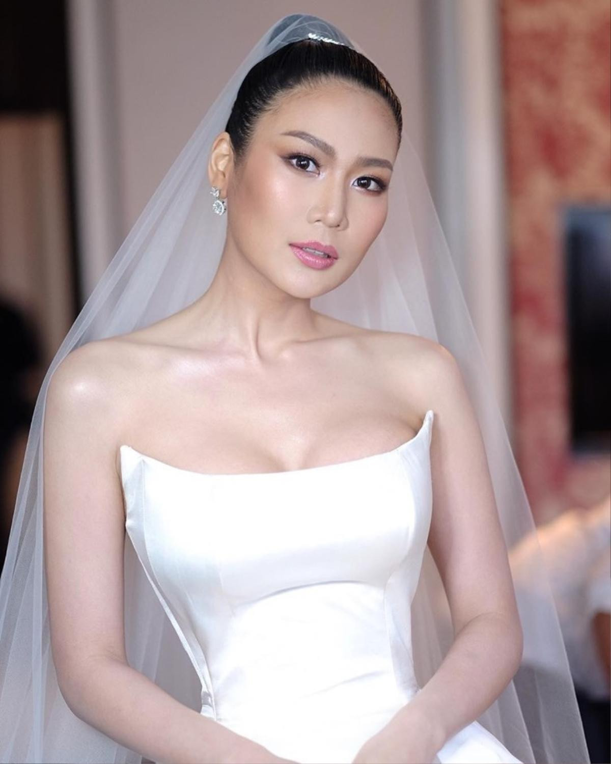 Váy cưới đẹp như mơ của Hoa hậu Thái Lan khiến H'Hen Niê và hội chị em bạn dì Miss Universe 'nôn cưới' Ảnh 3