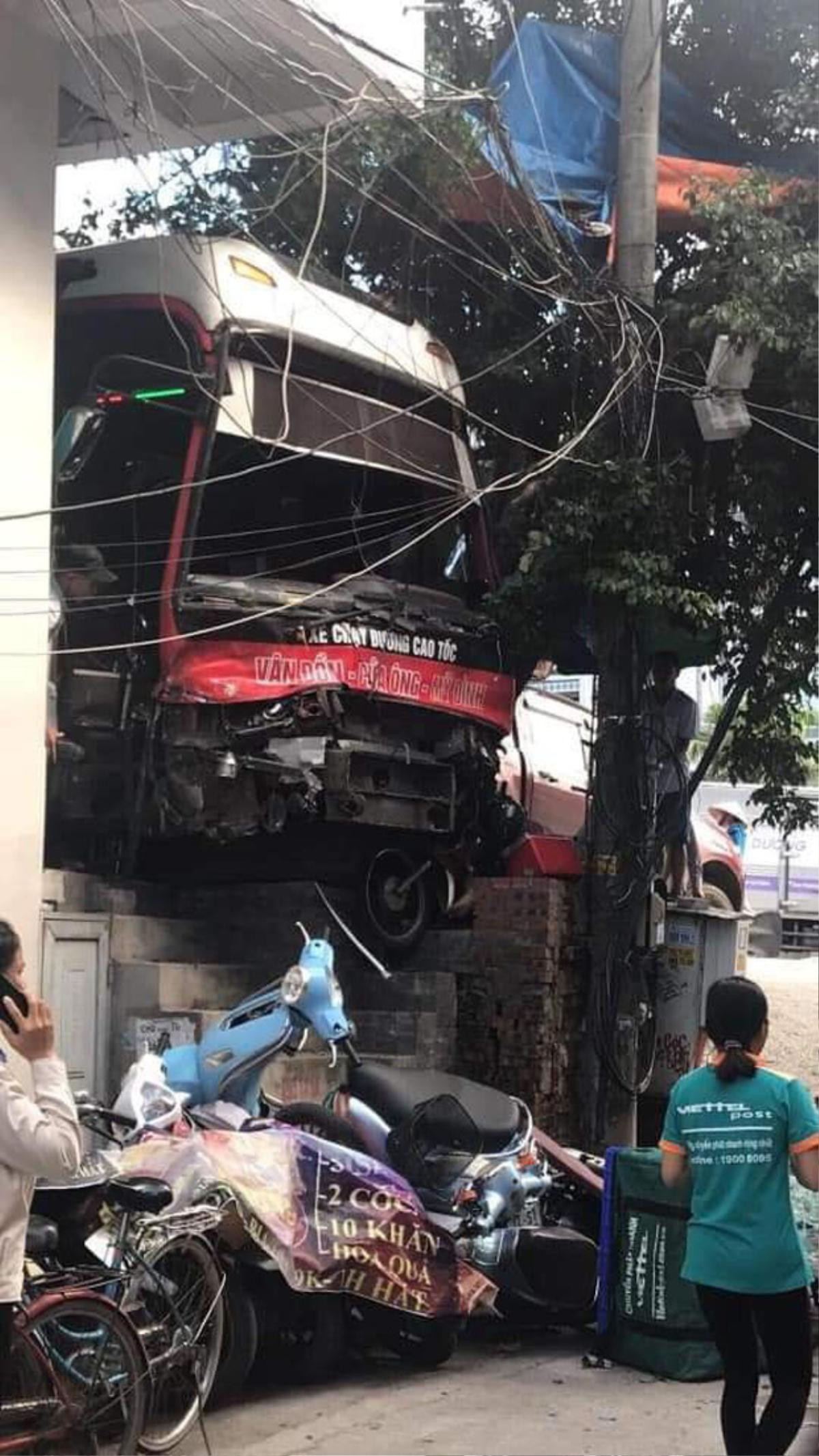 Nguyên nhân ban đầu vụ xe khách đâm hàng loạt xe máy khiến 3 người bị thương, 2 người tử vong Ảnh 1