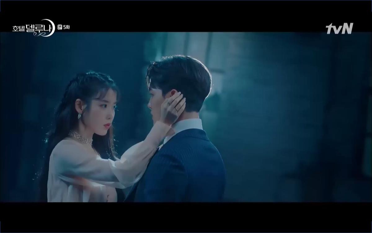 Phim 'Hotel Del Luna' tập 5: IU nổi trận lôi đình khi Yeo Jin Goo dám đồng ý kết hôn với hồn ma Ảnh 4