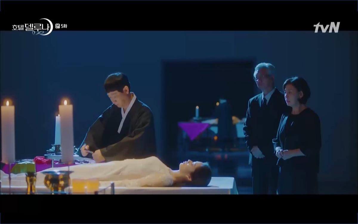 Phim 'Hotel Del Luna' tập 5: IU nổi trận lôi đình khi Yeo Jin Goo dám đồng ý kết hôn với hồn ma Ảnh 17