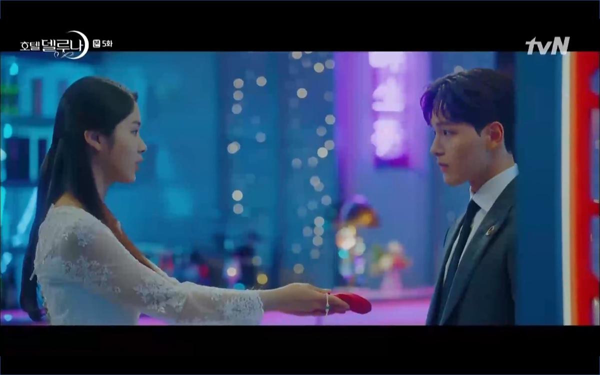 Phim 'Hotel Del Luna' tập 5: IU nổi trận lôi đình khi Yeo Jin Goo dám đồng ý kết hôn với hồn ma Ảnh 34