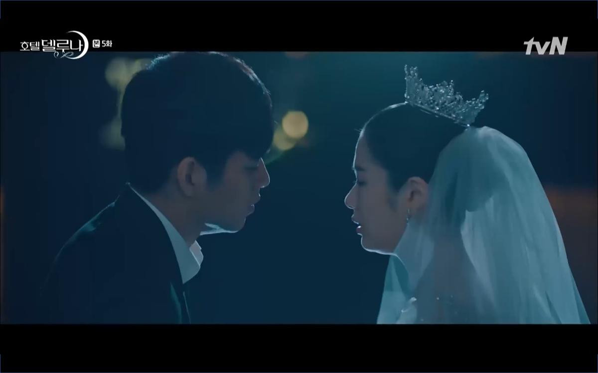 Phim 'Hotel Del Luna' tập 5: IU nổi trận lôi đình khi Yeo Jin Goo dám đồng ý kết hôn với hồn ma Ảnh 42