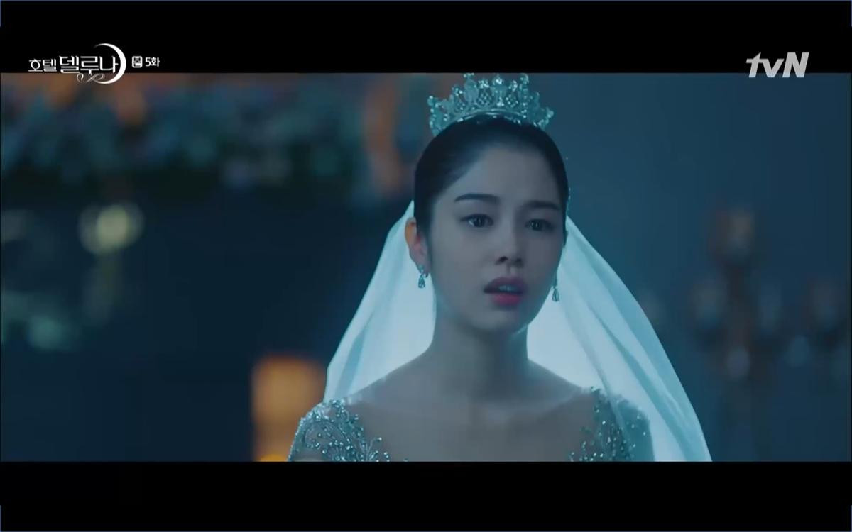 Phim 'Hotel Del Luna' tập 5: IU nổi trận lôi đình khi Yeo Jin Goo dám đồng ý kết hôn với hồn ma Ảnh 45