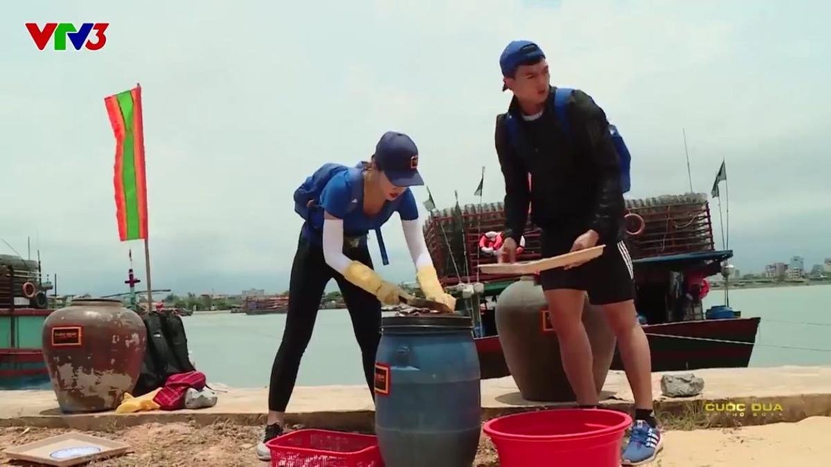 Hoa hậu Đỗ Mỹ Linh lại bị chê vì tính cách tiểu thư vì để Lê Xuân Tiền một mình ‘cân team’ Ảnh 4