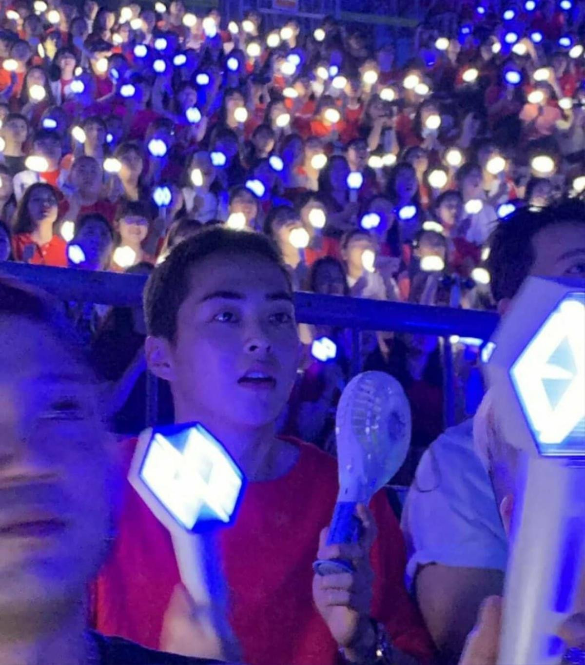 Xiumin bất ngờ xuất hiện tại concert của EXO và những cái chào nhau quyến luyến khiến fan rưng rưng Ảnh 1