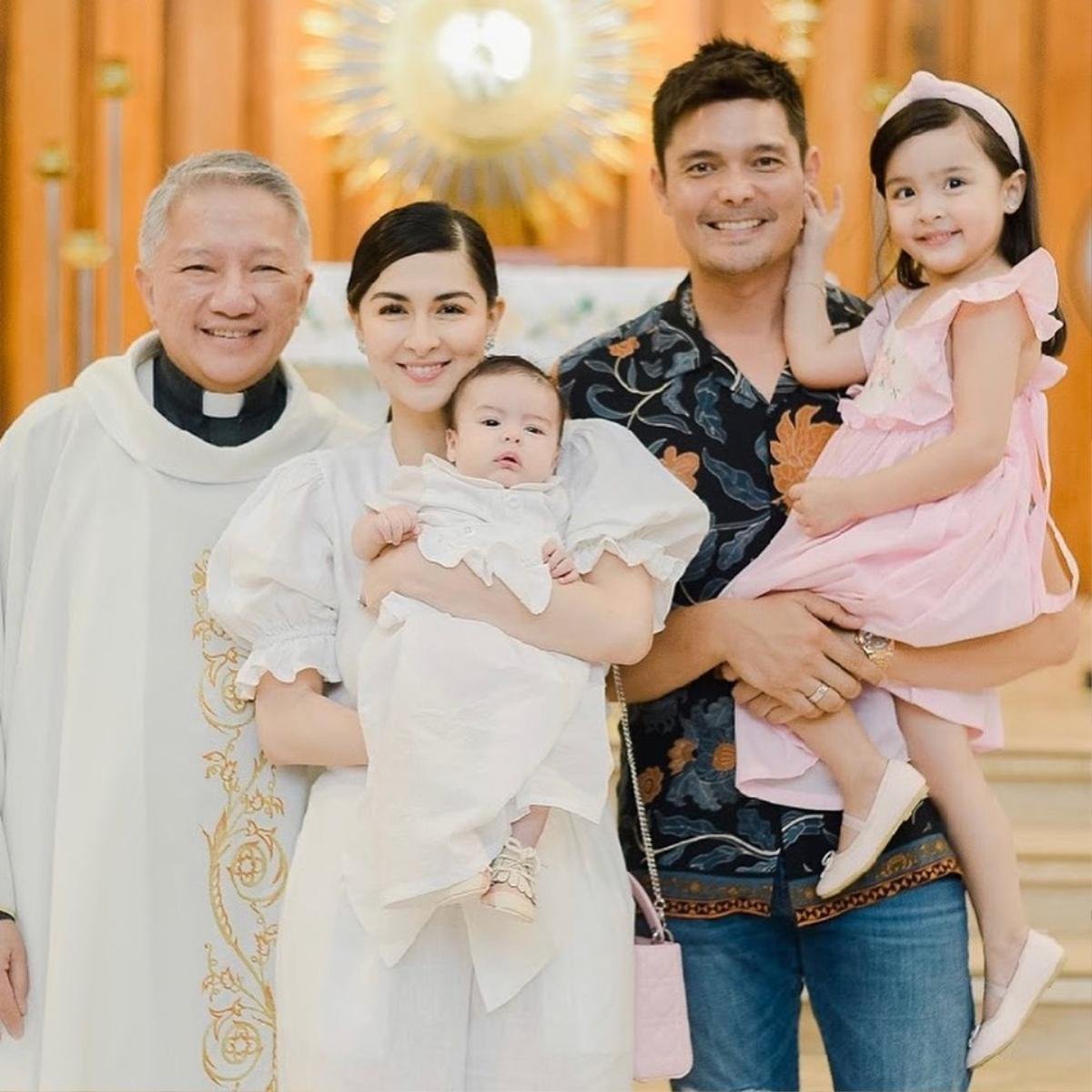 'Mỹ nhân đẹp nhất Philippines' Marian Rivera khoe ảnh gia đình xinh đẹp đỉnh cao trong lễ rửa tội của cậu con trai quý tử Ảnh 1