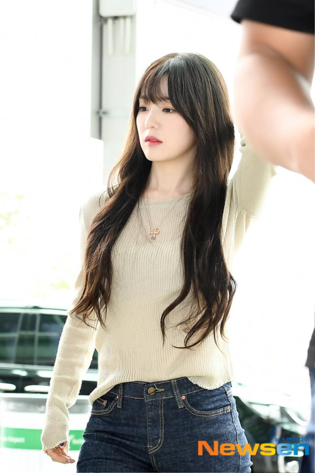 Irene tựa nữ thần, Tiffany (SNSD) áp đảo thần thái của Red Velvet và TWICE tại sân bay Ảnh 5