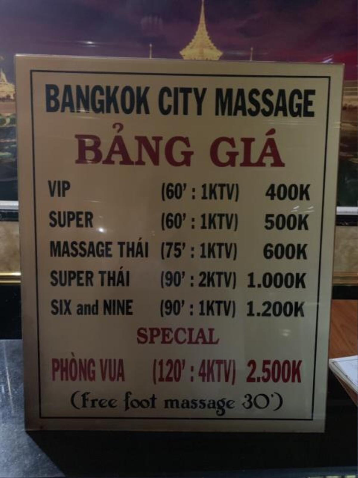 Bắt quả tang 3 nữ tiếp viên ăn mặc hở hang kích dục cho khách trong phòng VIP tiệm massage ở Sài Gòn Ảnh 2