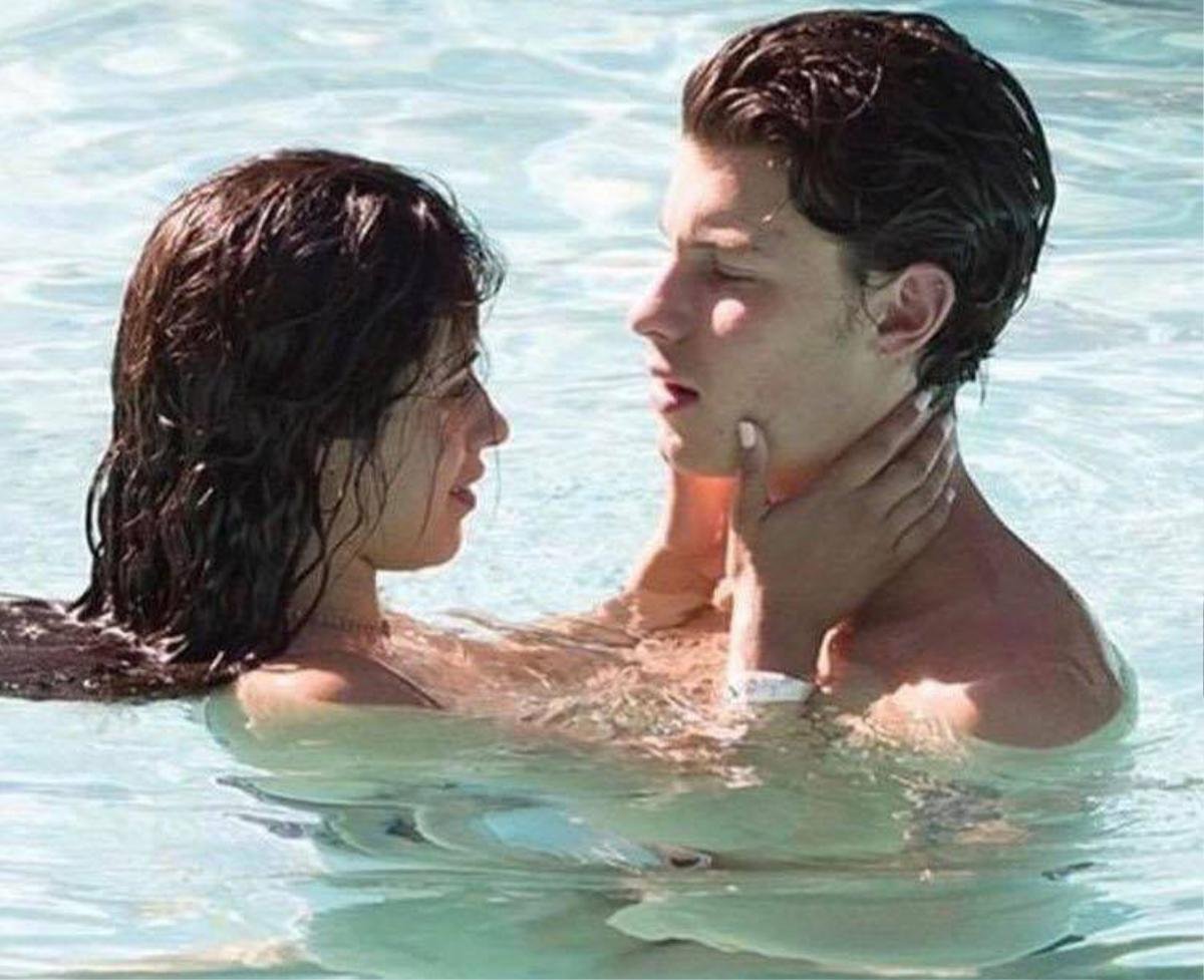 Dù khẳng định là bạn bè nhưng Shawn Mendes và Camila Cabello lại tiếp tục bị bắt gặp hôn nhau Ảnh 6