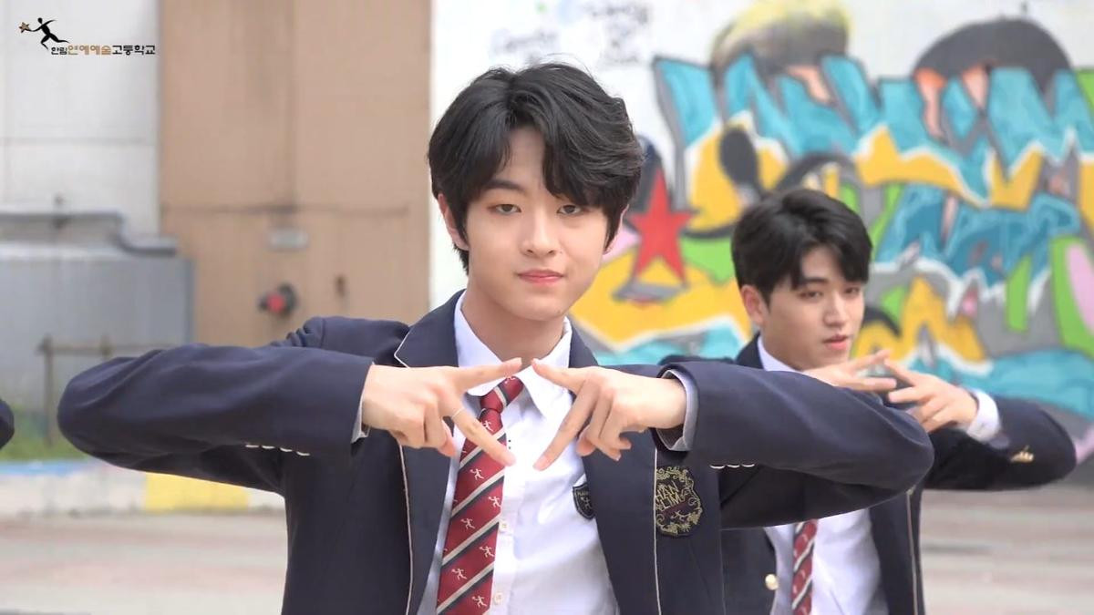 Produce X 101: Nam sinh trường trung học của Cho Seung Yeon - Cha Jun Ho dance cover 'X1-MA', center gây sốt là ai? Ảnh 11