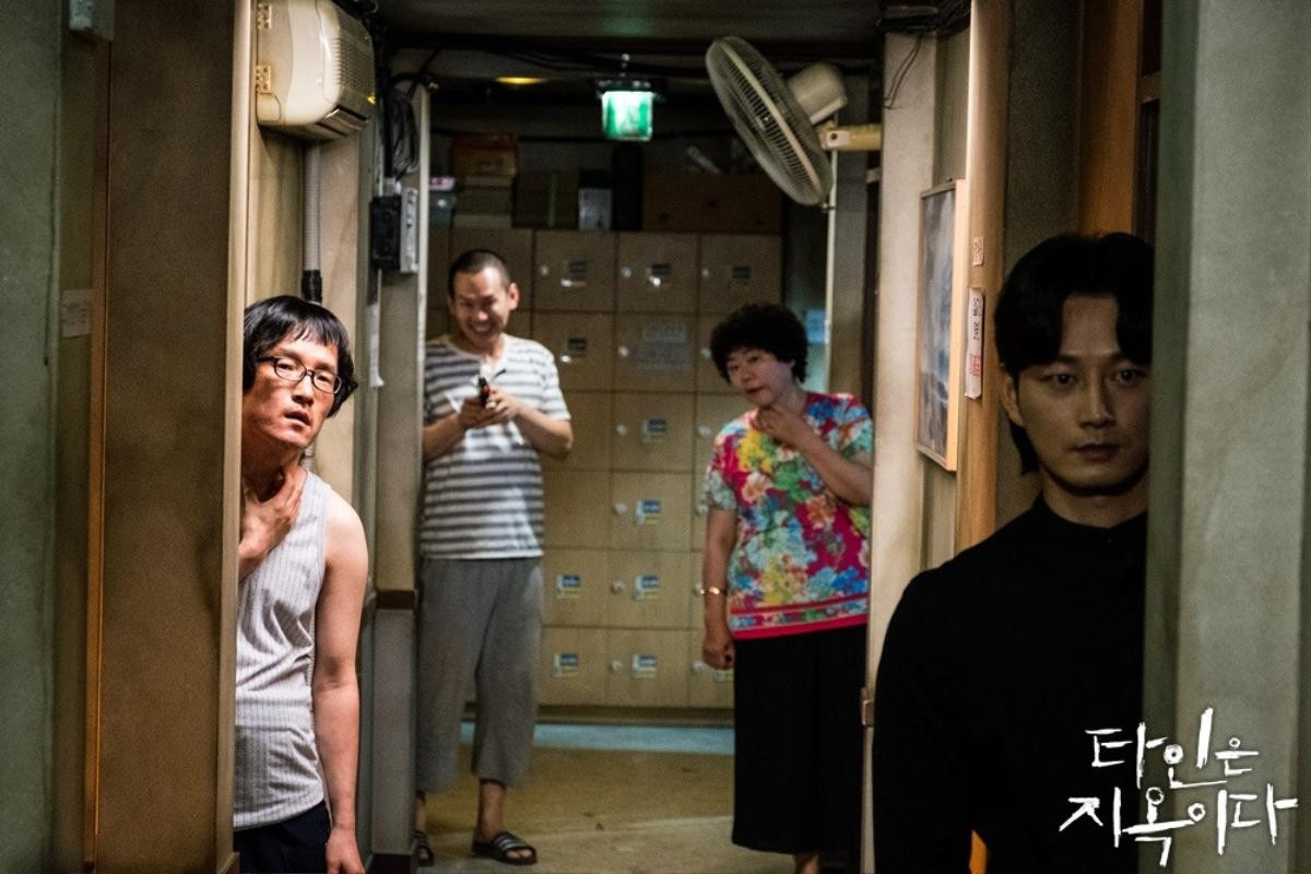 Poster ma quái của Im Siwan và Lee Dong Wook trong 'Hell Is Other People': Anh sẽ không làm cậu đau đâu! Ảnh 3