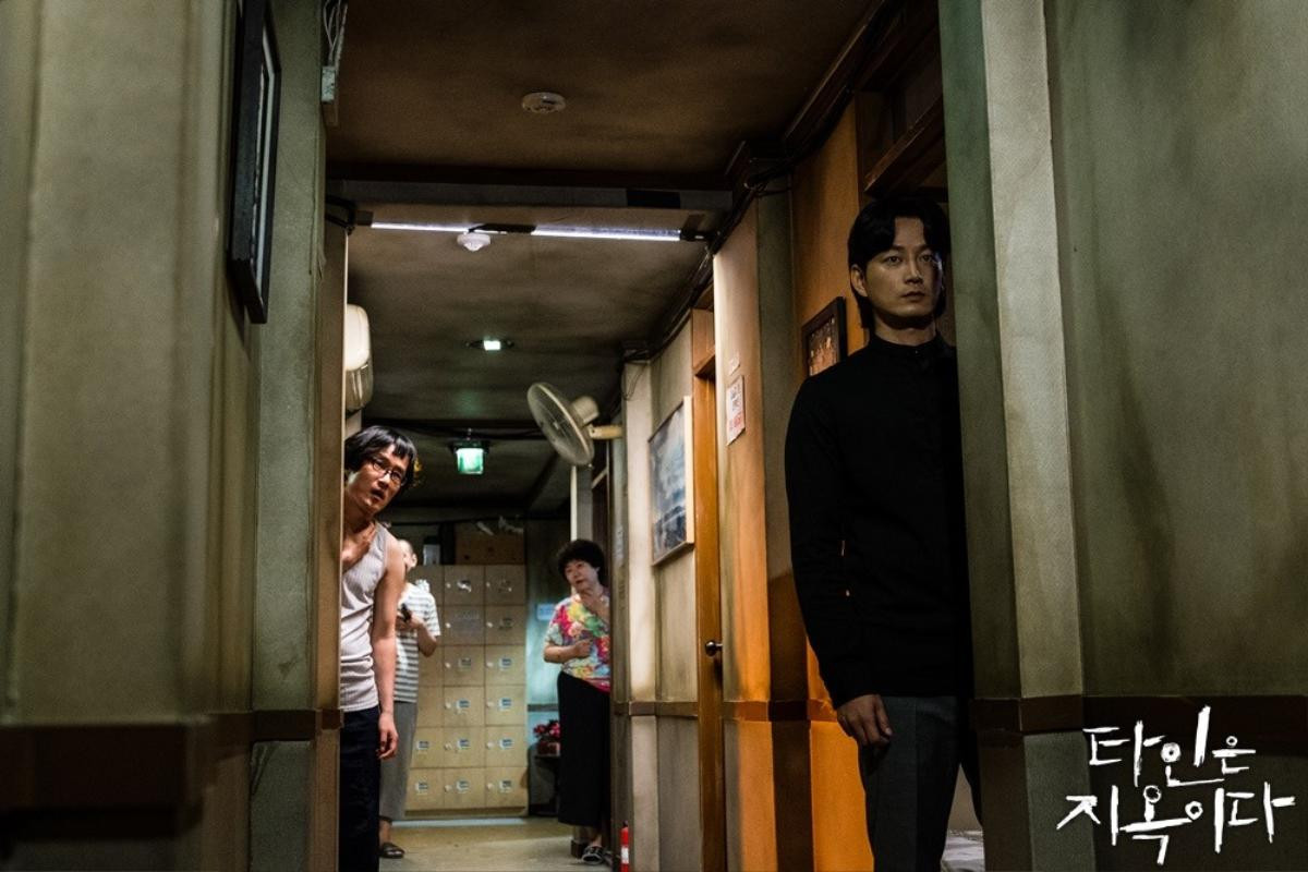 Poster ma quái của Im Siwan và Lee Dong Wook trong 'Hell Is Other People': Anh sẽ không làm cậu đau đâu! Ảnh 4