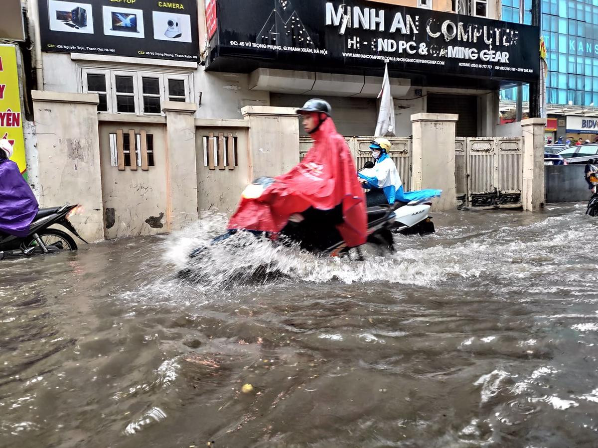 Nhiều tuyến đường Hà Nội ngập sâu sau mưa lớn, người dân chật vật dắt xe bị chết máy Ảnh 7